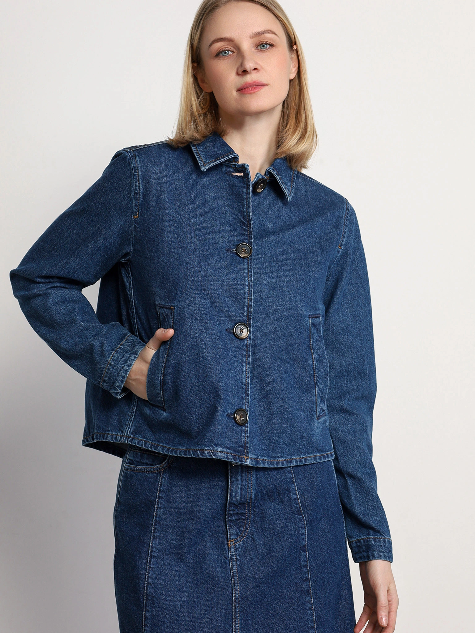 Куртка джинсовая укороченная темно-синего цвета